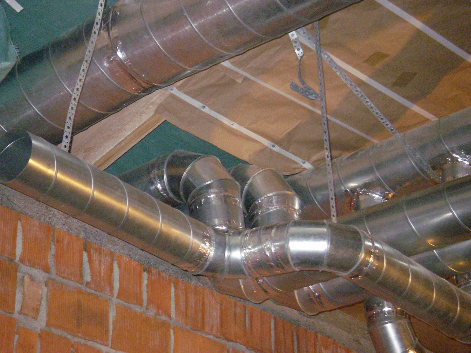 Вентиляция загородный. Воздуховоды для вентиляции в частном доме. Монтаж воздуховодов в частном доме. Система вытяжки в частном доме. Монтаж вентиляционных труб в частном доме.